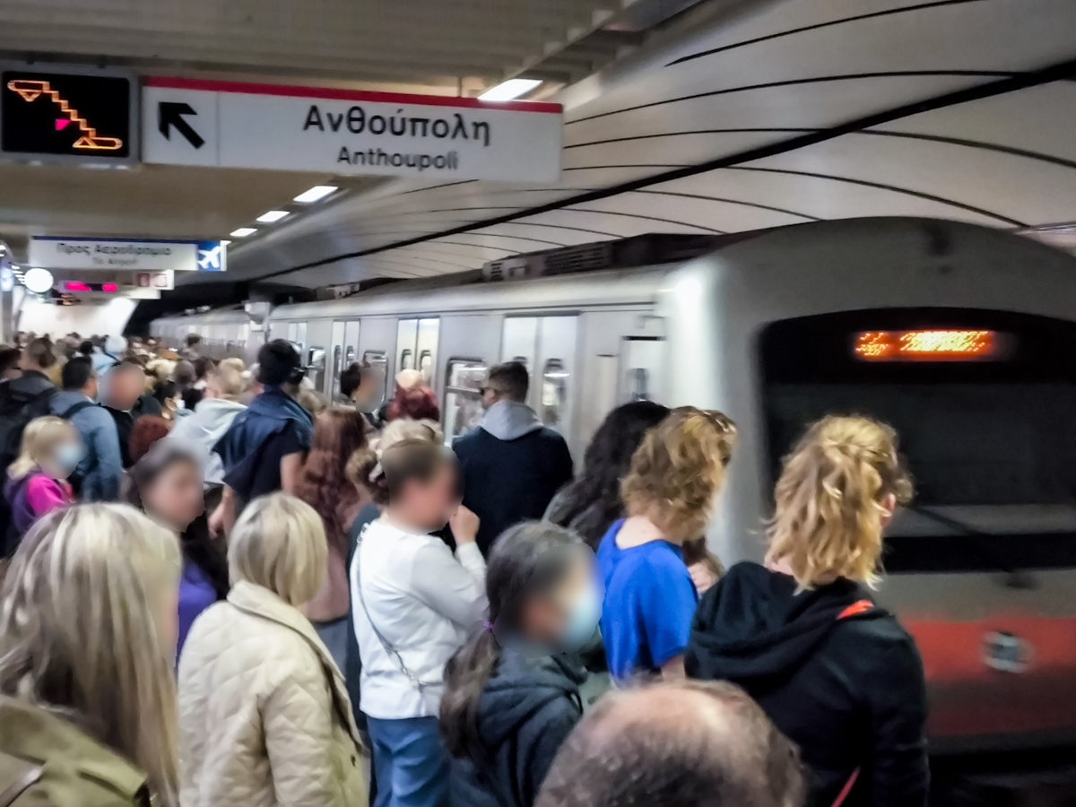 Πολυκοσμία στον σταθμό «Σύνταγμα» του Μετρό