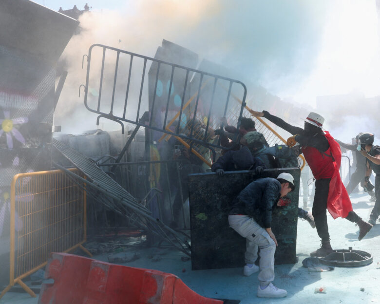 Xάος στο Μεξικό από βίαια επεισόδια: 120 τραυματίες στις διαδηλώσεις για το «Κίνημα του Σομπρέρο»