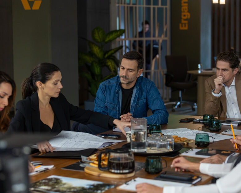 Μία νύχτα μόνο: Νέες φωτογραφίες από τα γυρίσματα της ανατρεπτικής σειράς του MEGA