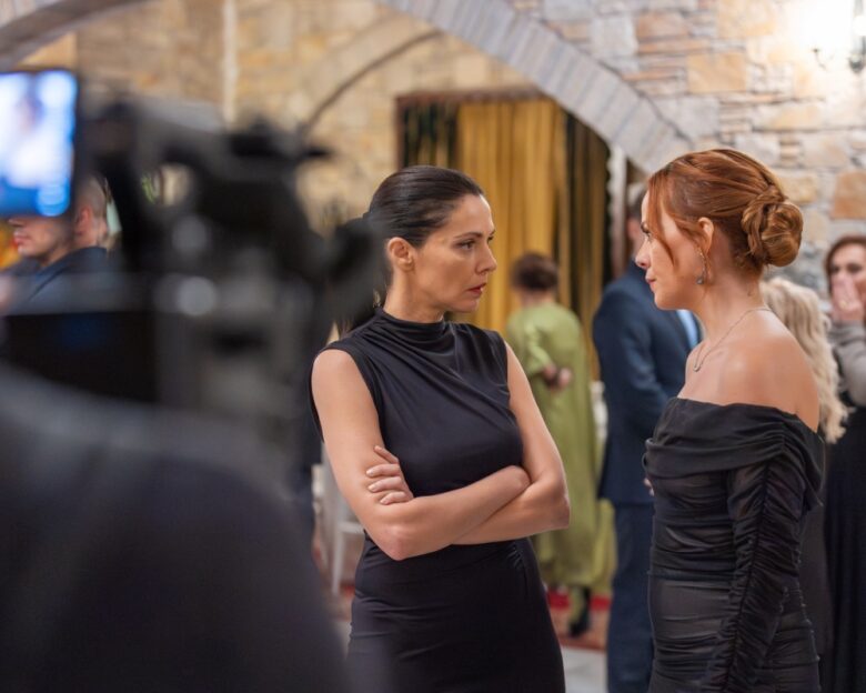 Μία νύχτα μόνο: Νέες backstage φωτογραφίες από τα γυρίσματα της μοναδικής σειράς του MEGA