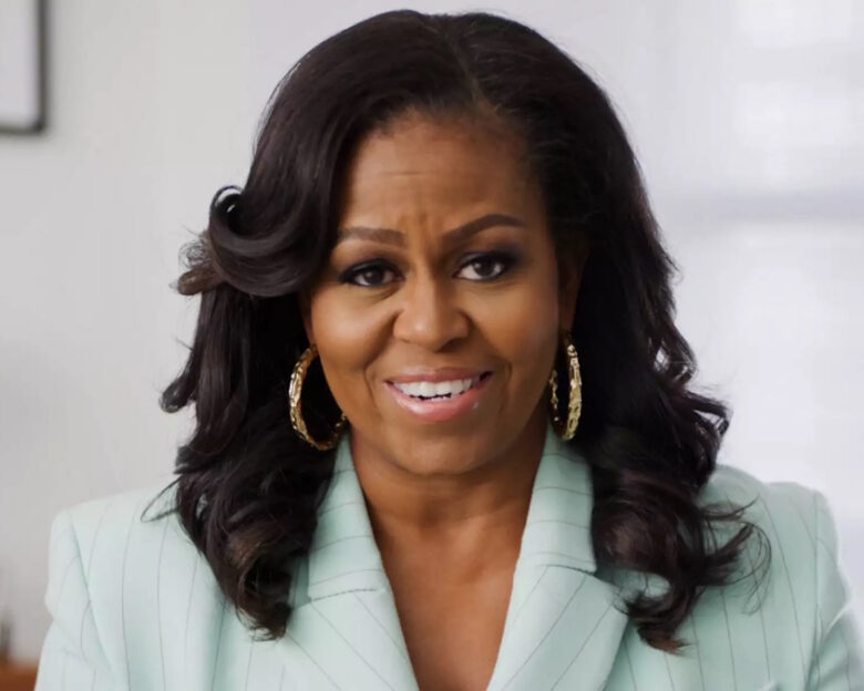 Μισέλ Ομπάμα: Στις ΗΠΑ δυστυχώς δεν είμαστε έτοιμοι για γυναίκα Πρόεδρο – Μη με κοιτάτε καν