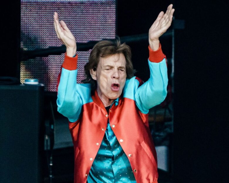 Ο θρυλικός Μικ Τζάγκερ στο Ρέθυμνο – Επισκέφθηκε το Μουσείο Αρχαίας Ελεύθερνας και ενθουσιάστηκε με τα εκθέματα