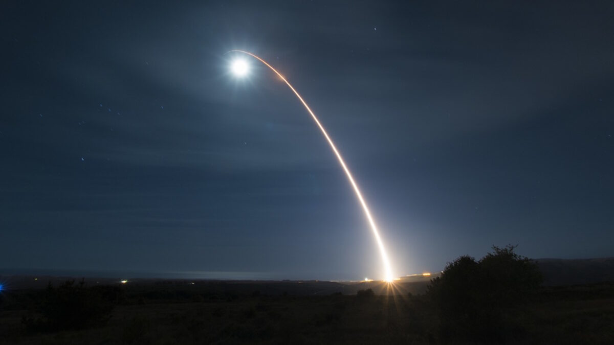 Διηπειρωτικός βαλλιστικός πύραυλος Minuteman III εκτοξεύεται από τη βάση της Πολεμικής Αεροπορίας Vandenberg στην Καλιφόρνια