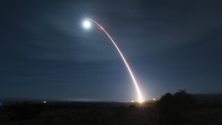 Διηπειρωτικός βαλλιστικός πύραυλος Minuteman III εκτοξεύεται από τη βάση της Πολεμικής Αεροπορίας Vandenberg στην Καλιφόρνια