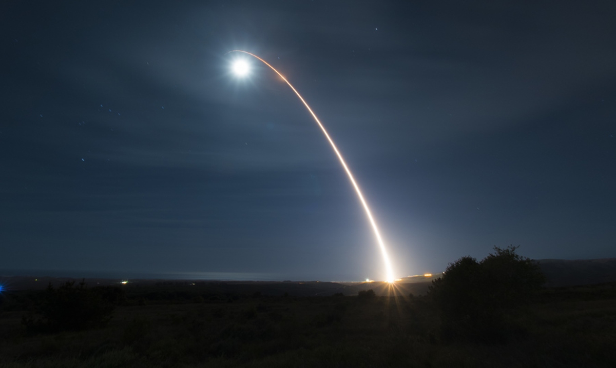 Διηπειρωτικός βαλλιστικός πύραυλος Minuteman III εκτοξεύεται από τη βάση της Πολεμικής Αεροπορίας Vandenberg στην Καλιφόρνια