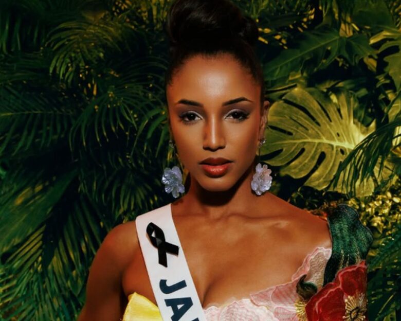 Miss Universe 2025: H Μις Τζαμάικα έπεσε από τη σκηνή και την πήραν με φορείο