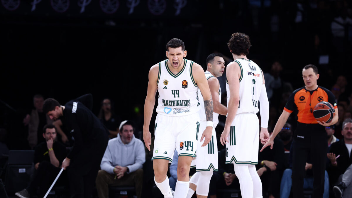 Οι παίκτες του Παναθηναϊκού πανηγυρίζουν κόντρα στην Παρί