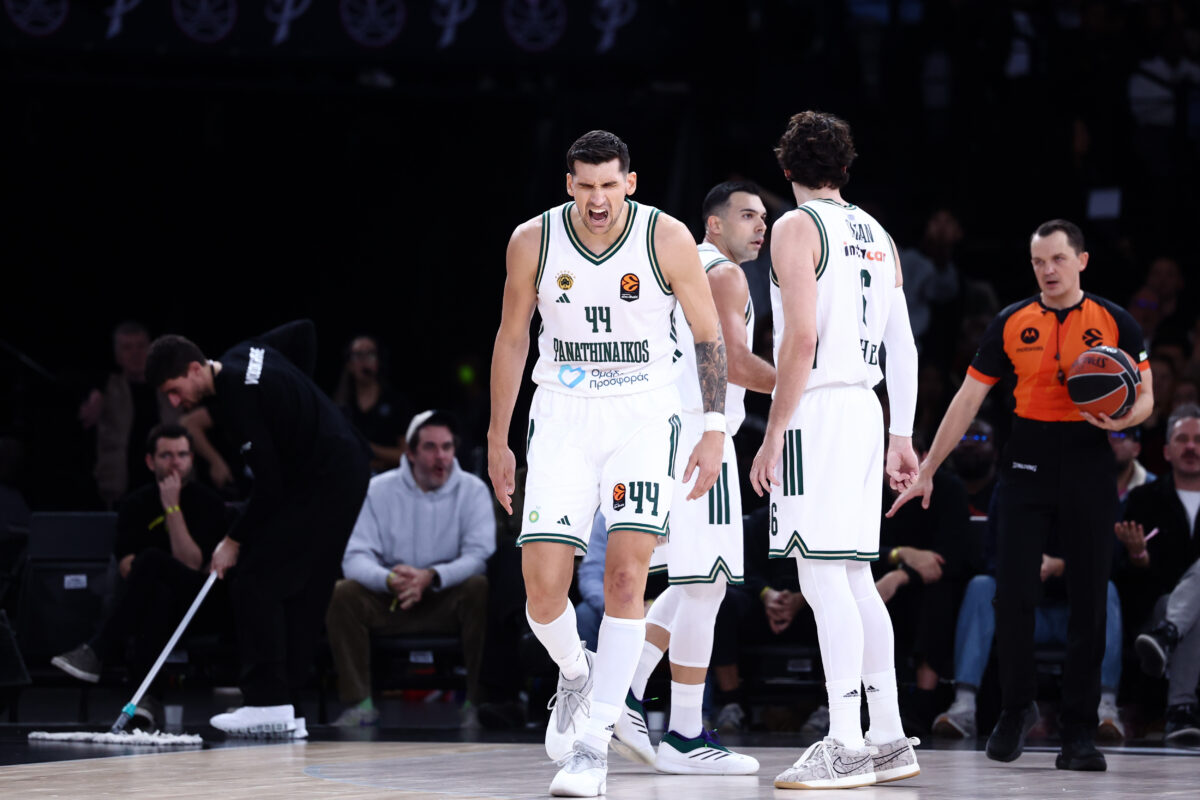 Οι παίκτες του Παναθηναϊκού πανηγυρίζουν κόντρα στην Παρί