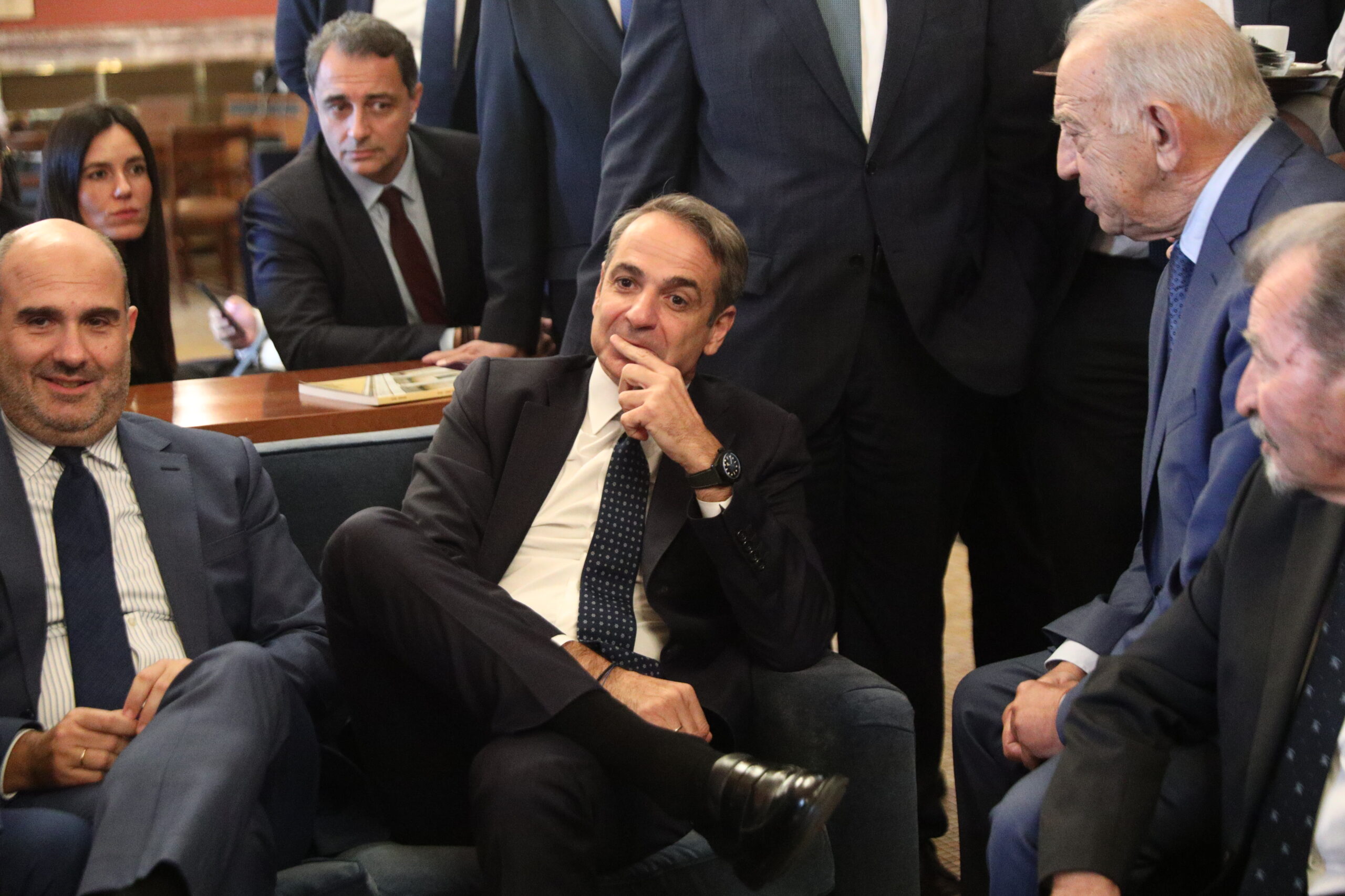 Συνάντηση του πρωθυπουργού Κυριάκου Μητσοτάκη με βουλευτές της Νέας Δημοκρατίας στο εντευκτήριο της Βουλής, Παρασκευή 14 Νοεμβρίου 2025. (ΓΙΑΝΝΗΣ ΠΑΝΑΓΟΠΟΥΛΟΣ