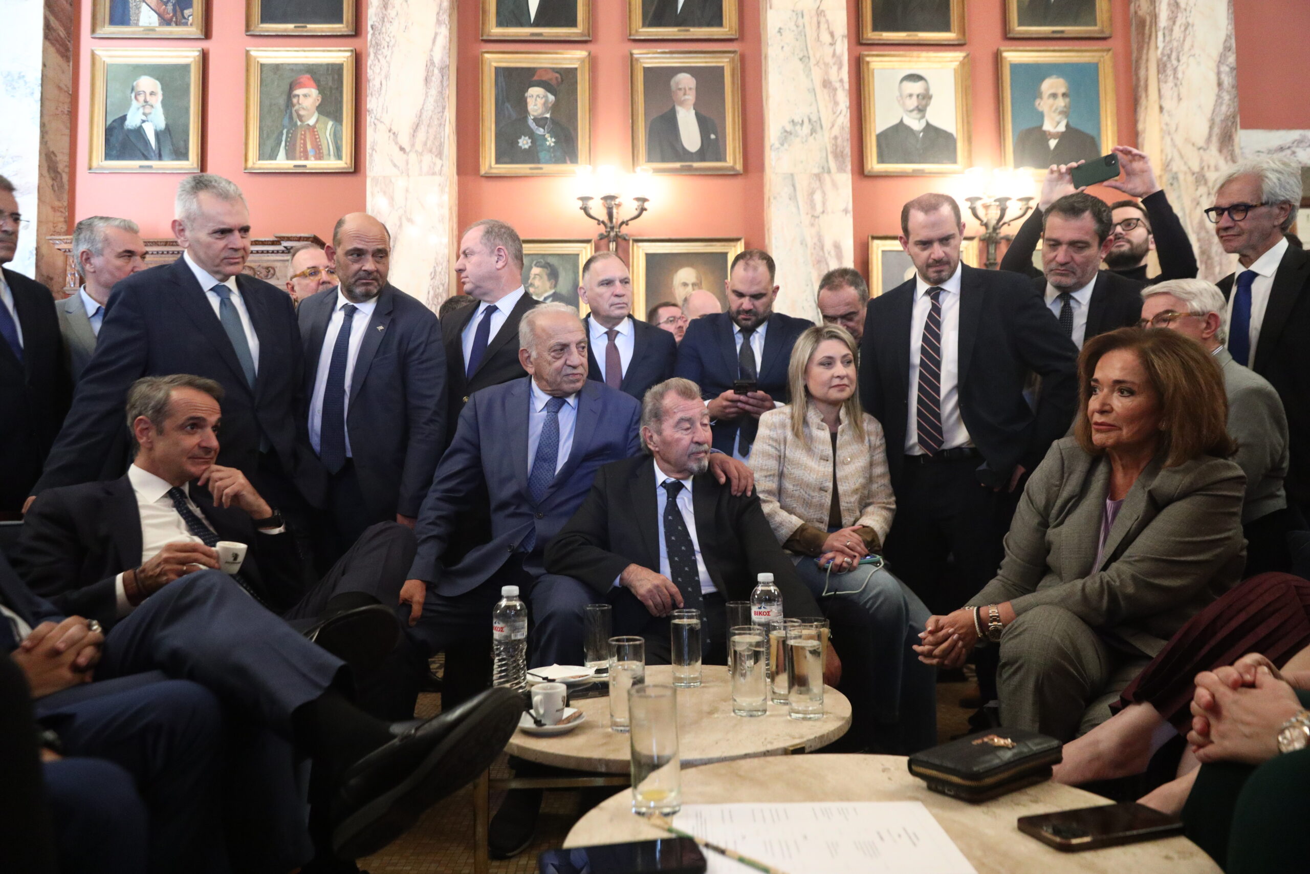 Συνάντηση του πρωθυπουργού Κυριάκου Μητσοτάκη με βουλευτές της Νέας Δημοκρατίας στο εντευκτήριο της Βουλής, Παρασκευή 14 Νοεμβρίου 2025. (ΓΙΑΝΝΗΣ ΠΑΝΑΓΟΠΟΥΛΟΣ