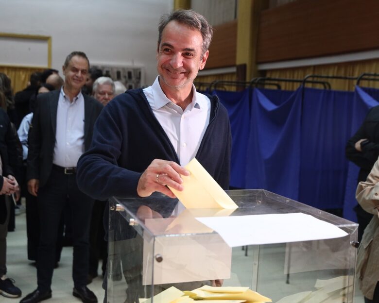 Ο Κυριάκος Μητσοτάκης ψήφισε μαζί με το γιο του στις εσωκομματικές εκλογές της ΝΔ: «Γέμισαν οι κάλπες»