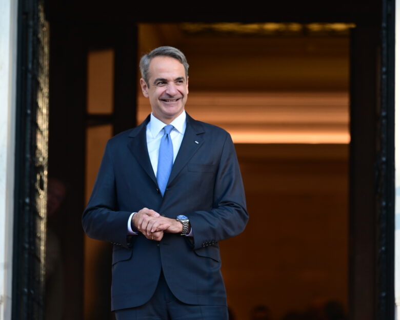 Η «πρόωρη» καταβολή 250 ευρώ στους χαμηλοσυνταξιούχους – Αγώνας δρόμου από την κυβέρνηση για να κλείσει το «μέτωπο» με αγρότες και κτηνοτρόφους