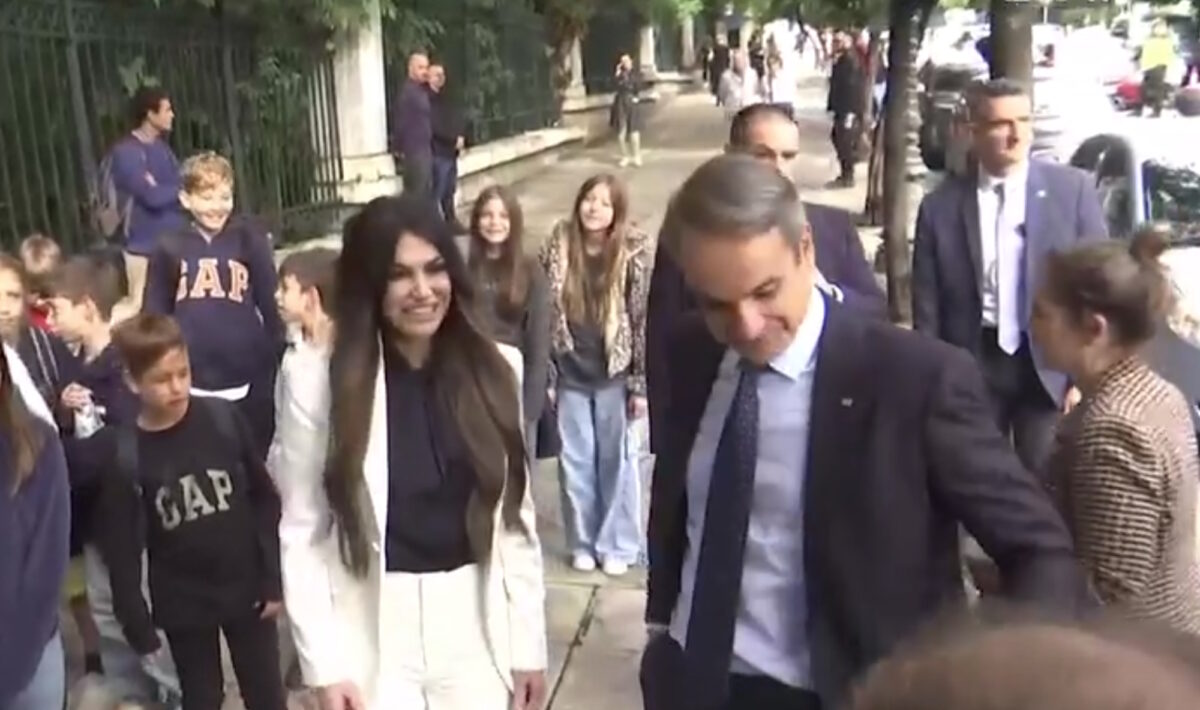 Ο Μητσοτάκης και η Γκίλφοϊλ έξω από το Μαξίμου