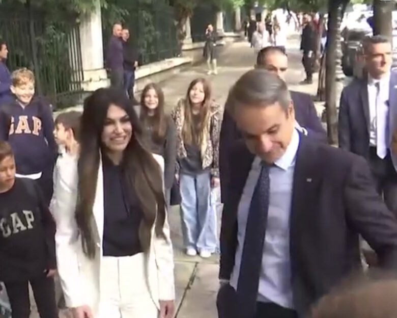 Κίμπερλι Γκίλφοϊλ και Κυριάκος Μητσοτάκης βγήκαν από το Μέγαρο Μαξίμου και χαιρέτησαν μικρούς μαθητές