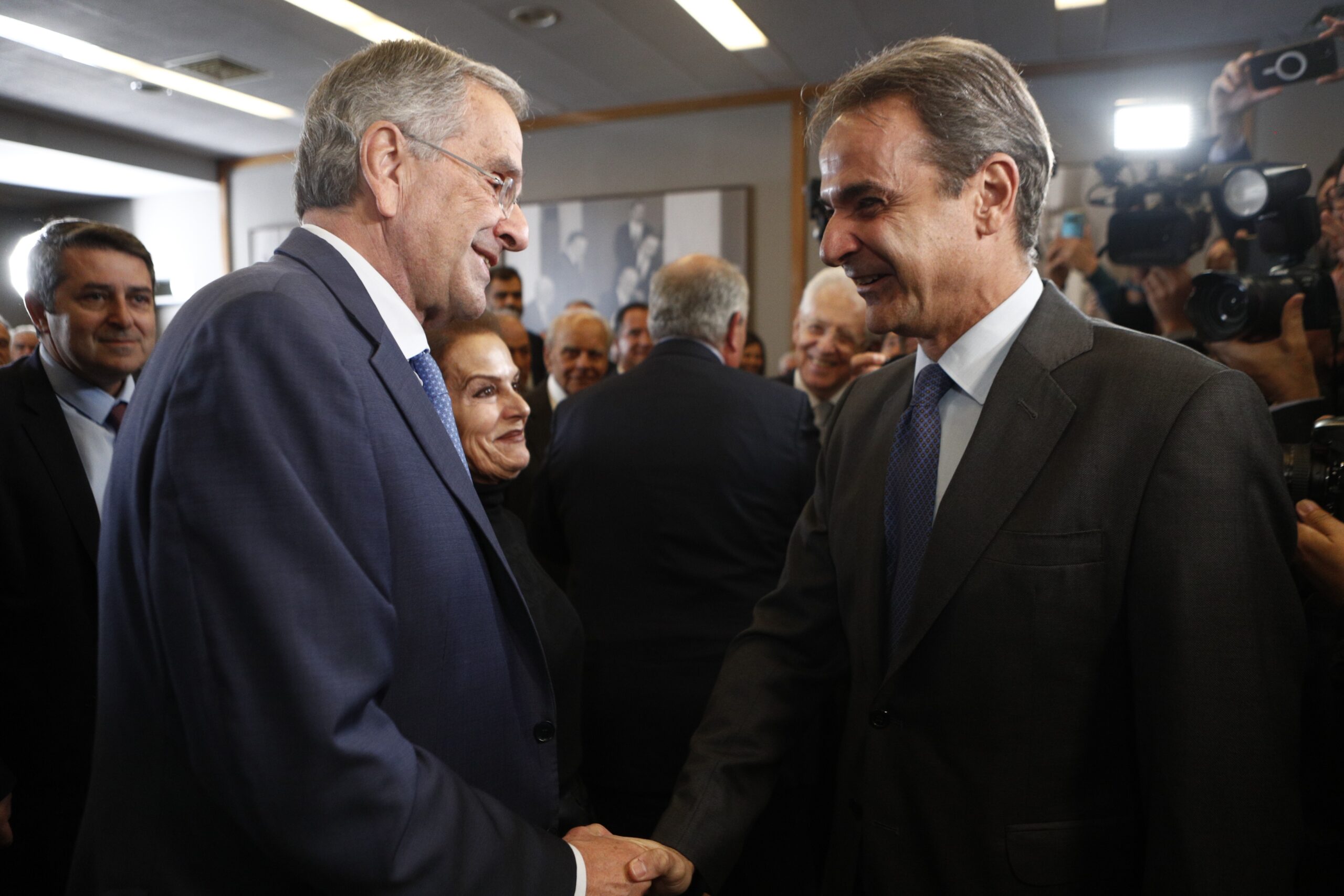 Σε ποιες δεξαμενές ψηφοφόρων ποντάρει ο Σαμαράς αν κάνει κόμμα  που συναντήθηκαν με την Κίμπερλι  που ήταν το βράδυ της Κυριακής η πρέσβειρα των ΗΠΑ  έρχεται ομιλία Καραμανλή;  οι βόμβες Λιβανού για τα αιγοπρόβατα της Κρήτης που πολλαπλασιάστηκαν 708% σε 4 χρόνια, 2025-2021!  φοβούνται για πρόωρες κάλπες γαλάζιοι βουλευτές