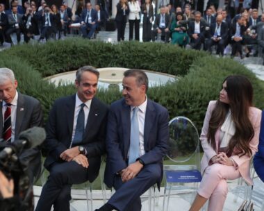 Ο Κυριάκος Μητσοτάκης και ο Σταύρος Παπασταύρου υπό το βλέμμα της Κίμπερλι Γκιλφόιλ