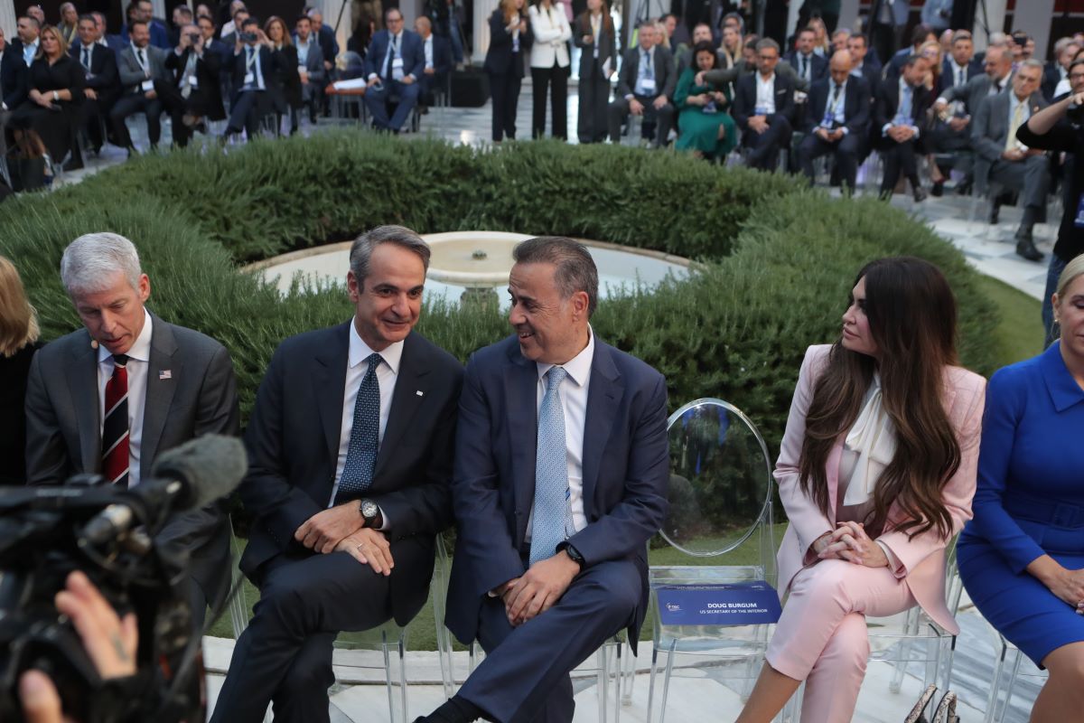 Ο Κυριάκος Μητσοτάκης και ο Σταύρος Παπασταύρου υπό το βλέμμα της Κίμπερλι Γκιλφόιλ