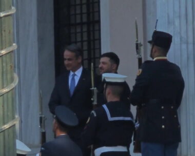Ο Βολοντίμιρ Ζελένσκι έφτασε στην Αθήνα: Στο Προεδρικό για να συναντηθεί με τον Κωνσταντίνο Τασούλα, στις 13:45 η συνάντηση με τον Κυριάκο Μητσοτάκη
