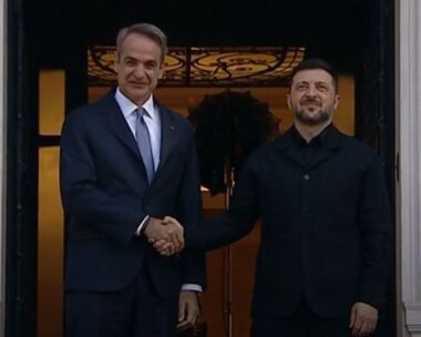 Ο Βολοντίμιρ Ζελένσκι έφτασε στην Αθήνα: Στο Προεδρικό για να συναντηθεί με τον Κωνσταντίνο Τασούλα, στις 13:45 η συνάντηση με τον Κυριάκο Μητσοτάκη