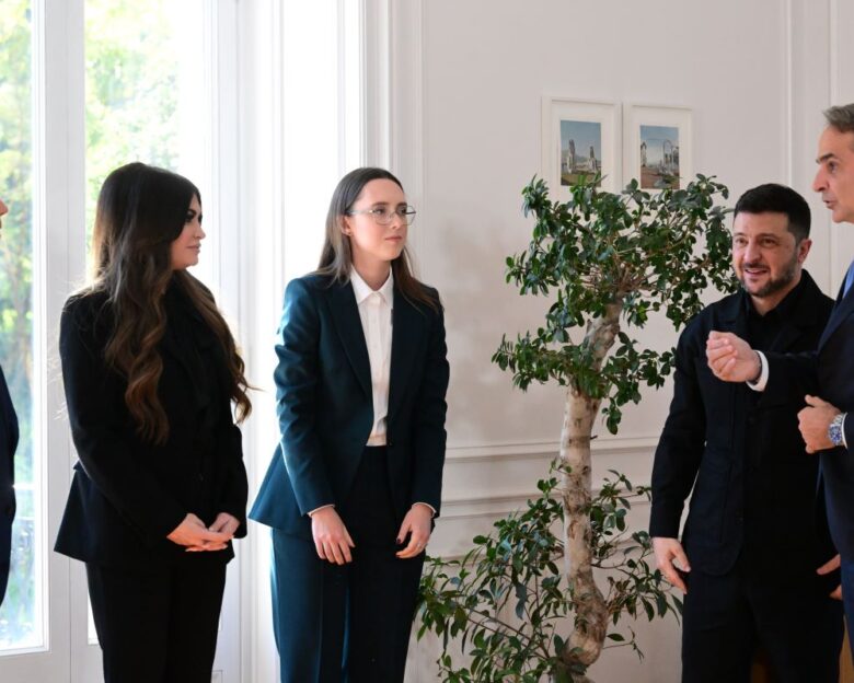 Ο Βολοντίμιρ Ζελένσκι έφτασε στην Αθήνα: Η αγκαλιά με τον Κυριάκου Μητσοτάκη στο Μέγαρο Μαξίμου – Παρούσα η Κίμπερλι Γκιλφόιλ στην υπογραφή της ενεργειακής συμφωνίας Ελλάδας – Ουκρανίας