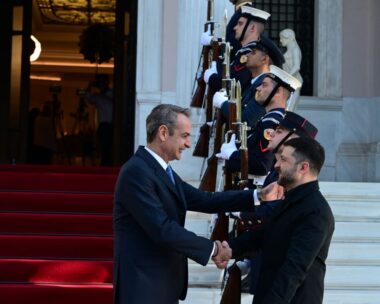Ο Κυριάκος Μητσοτάκης υποδέχεται τον Βολοντίμιρ Ζελένσκι στο Μέγαρο Μαξίμου