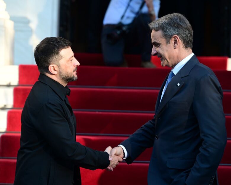 Ο Βολοντίμιρ Ζελένσκι στην Αθήνα: Η αγκαλιά με τον Κυριάκο Μητσοτάκη στο Μέγαρο Μαξίμου – Παρούσα η Κίμπερλι Γκιλφόιλ στην υπογραφή της ενεργειακής συμφωνίας Ελλάδας – Ουκρανίας