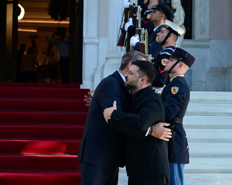 Ο Βολοντίμιρ Ζελένσκι έφτασε στην Αθήνα: Στο Προεδρικό για να συναντηθεί με τον Κωνσταντίνο Τασούλα, στις 13:45 η συνάντηση με τον Κυριάκο Μητσοτάκη