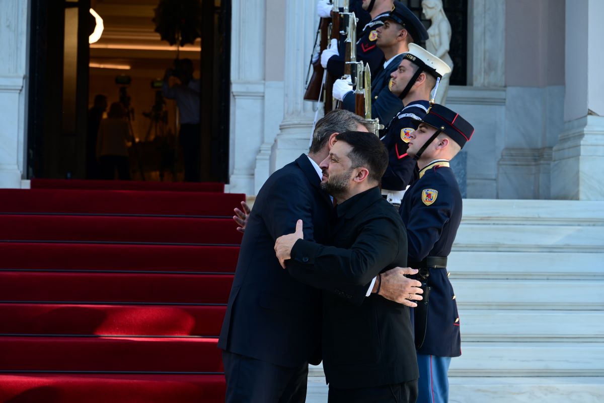 mitsotakis-zelenskyy3 Η αγκαλιά του Κυριάκου Μητσοτάκη με τον Βολοντίμιρ Ζελένσκι / ΤΑΤΙΑΝΑ ΜΠΟΛΑΡΗ/EUROKINISSI