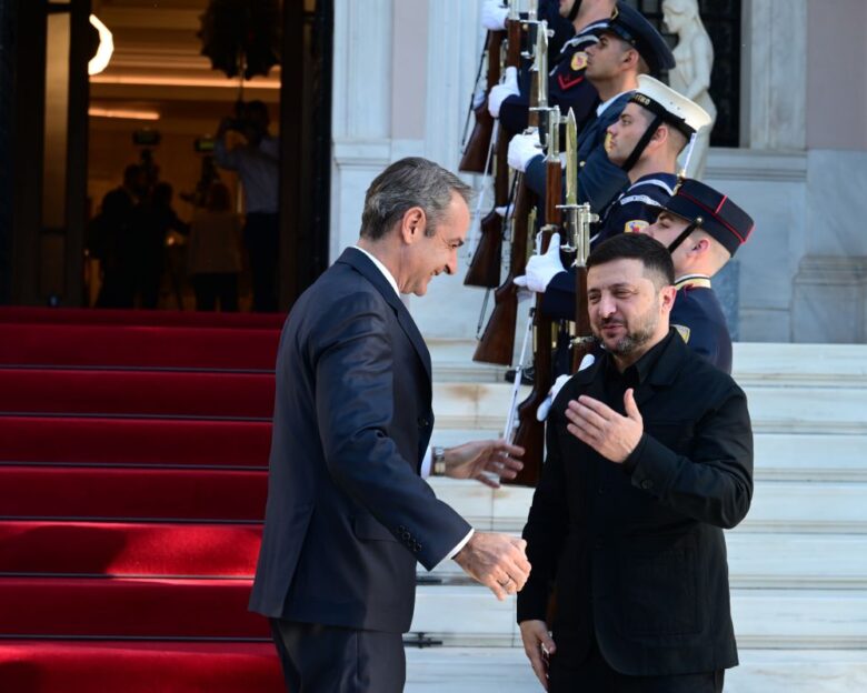 Ενεργειακό μπαράζ και Ζελένσκι δικαιώνουν τον «δεδομένο σύμμαχο» Μητσοτάκη  οι ευχές Δένδια «πάμε για τρίτη τετραετία και μετά θα δούμε  σενάρια εκλογών και πιθανές ημερομηνίες  οργή για τον πρώην αστυνομικό Κυριαζίδη που δεν μπορεί να ζήσει με τις 5.000 ευρώ του βουλευτή  η εμφάνιση Πολύδωρα και τα καλά λόγια για Μαρινάκη