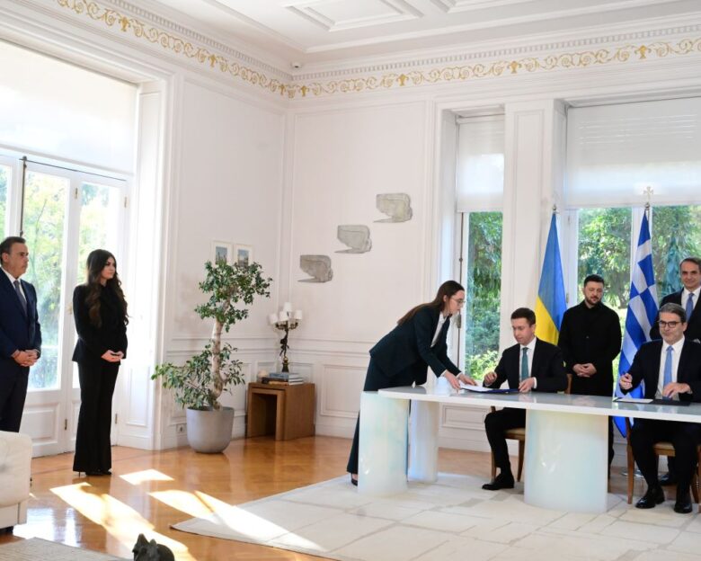 Ο Βολοντίμιρ Ζελένσκι έφτασε στην Αθήνα: Η αγκαλιά με τον Κυριάκου Μητσοτάκη στο Μέγαρο Μαξίμου – Παρούσα η Κίμπερλι Γκιλφόιλ στην υπογραφή της ενεργειακής συμφωνίας Ελλάδας – Ουκρανίας