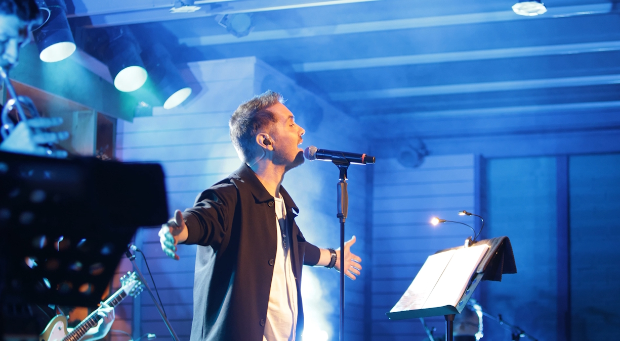 Ο Μιχάλης Χατζηγιάννης επιστρέφει στο Gazarte Roof Stage