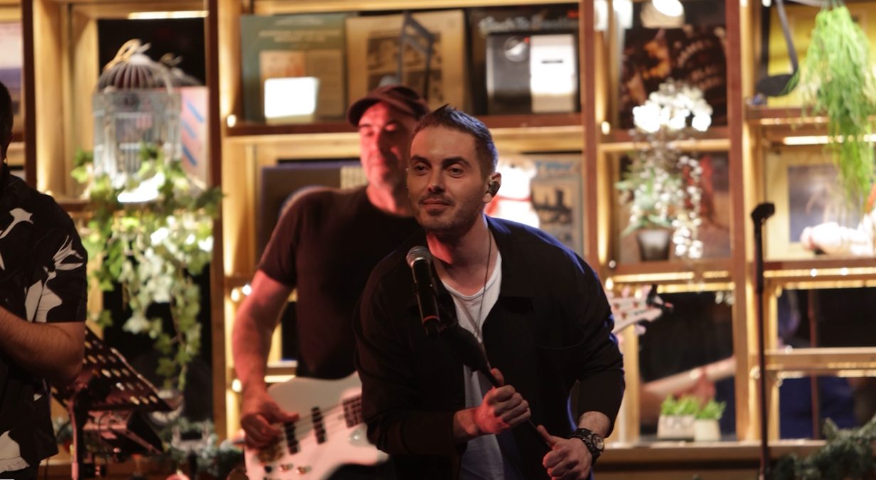 Ο Μιχάλης Χατζηγιάννης επιστρέφει στο Gazarte Roof Stage