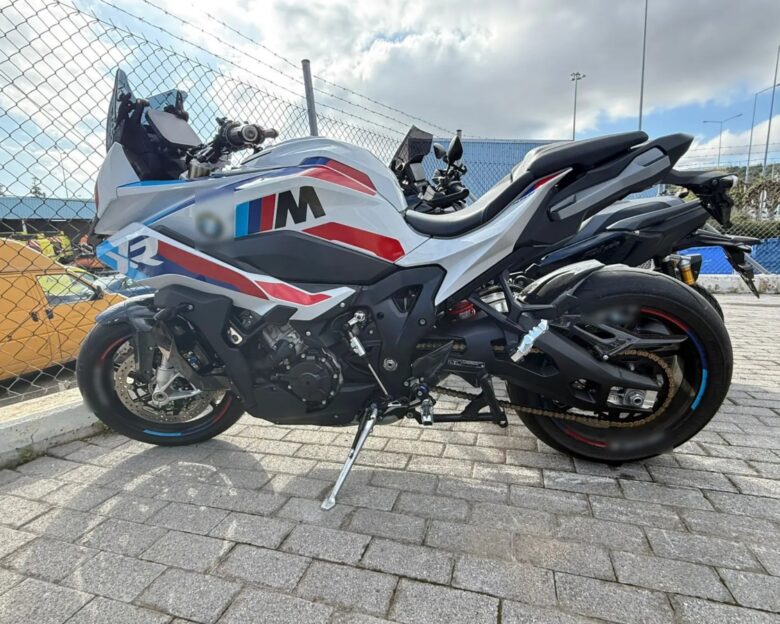 Αττική Οδός: Ταυτοποιήθηκαν δύο άτομα που έτρεχαν με ιλιγγιώδη ταχύτητα και ανέβασαν το βίντεο στα social media