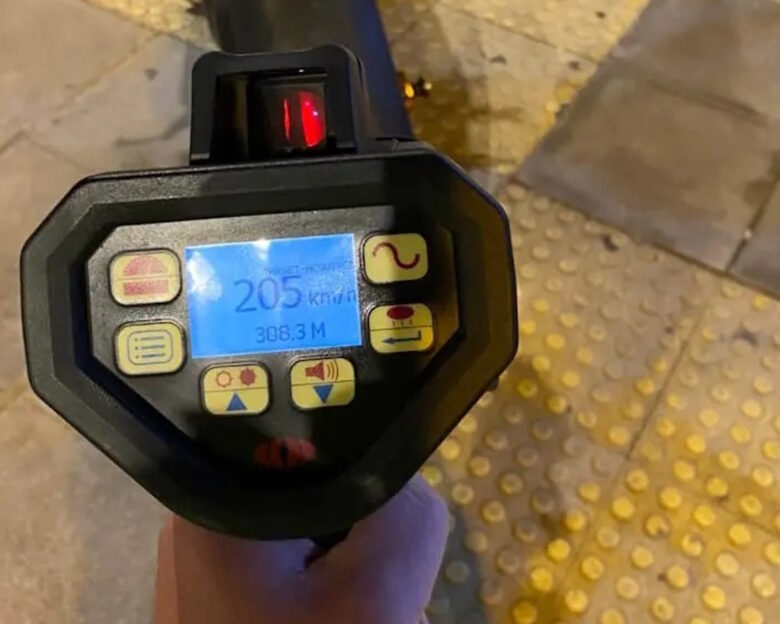 Συνελήφθη στον Γέρακα οδηγός μηχανής που έτρεχε με 205 χλμ και δεν είχε δίπλωμα