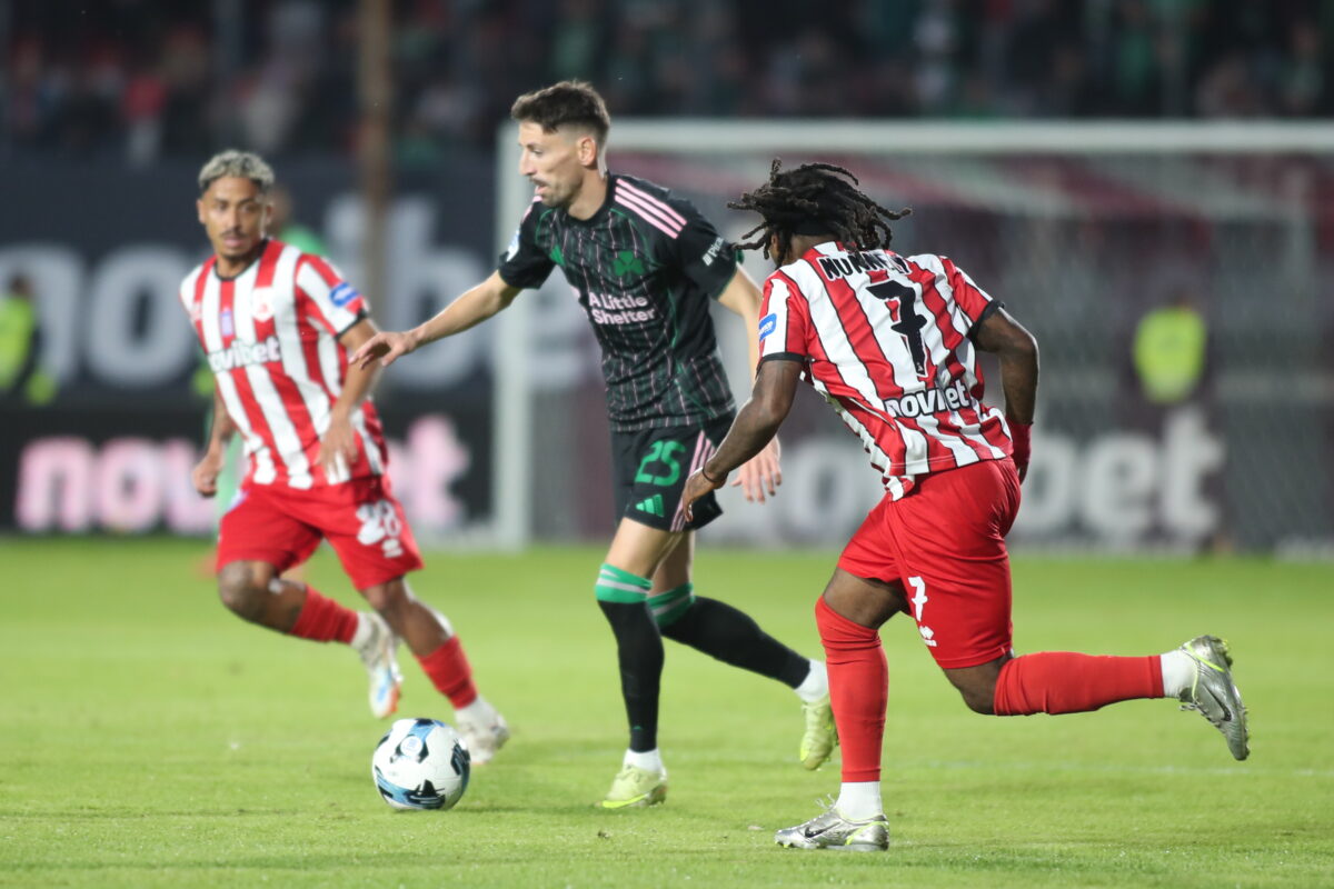 Ο Μλαντένοβιτς κόντρα σε δύο παίκτες του Πανσερραϊκού (ΒΑΣΙΛΗΣ ΒΕΡΒΕΡΙΔΗΣ