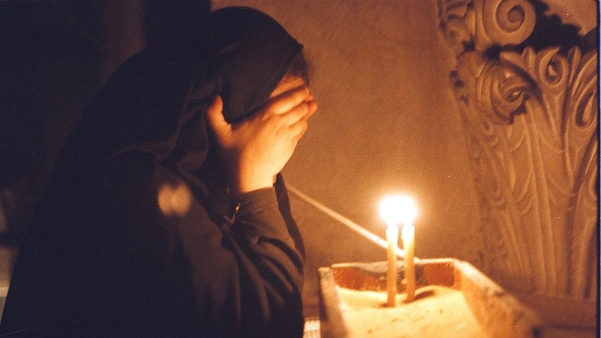 Μοναχή στην εκκλησία