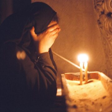 Μοναχή στην εκκλησία