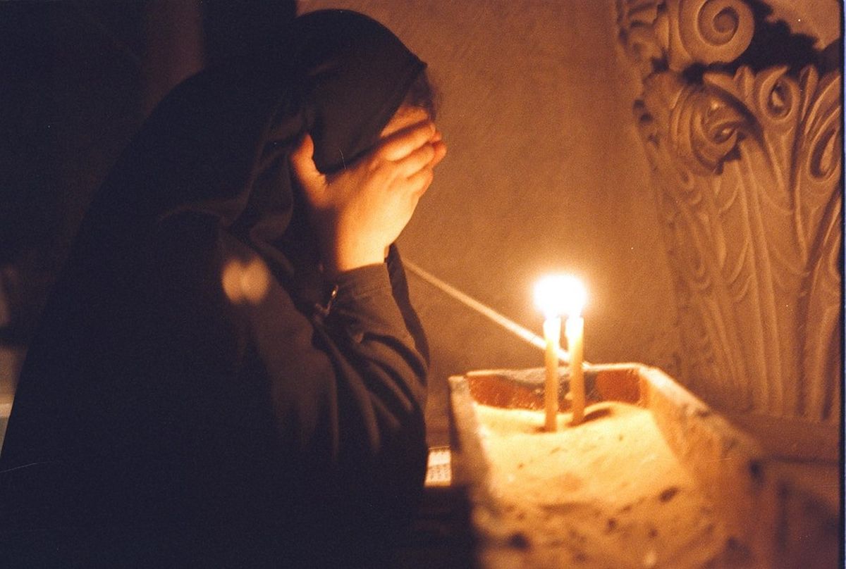 Μοναχή στην εκκλησία