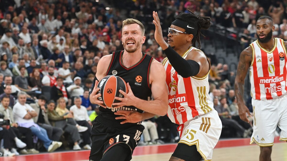 Ο Τσίμα Μονέκε στα δεξιά