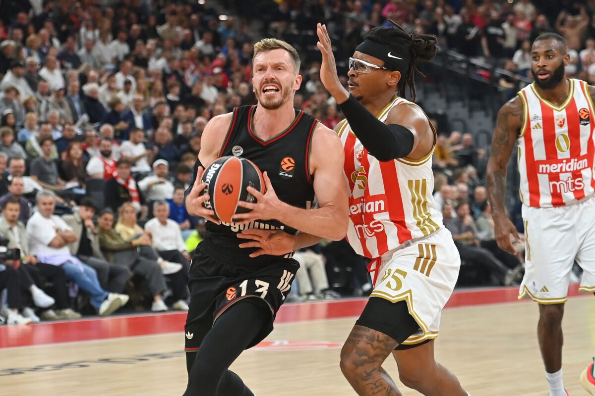 Ο Τσίμα Μονέκε στα δεξιά