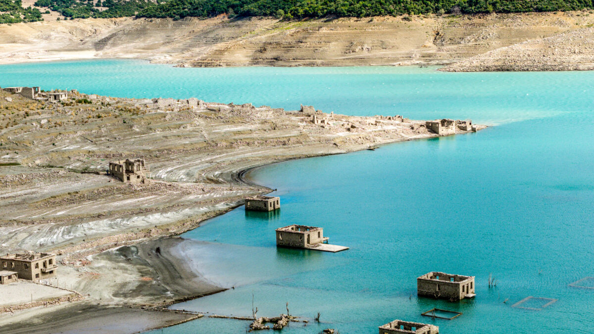 Η τεχνητή λίμνη του Μόρνου