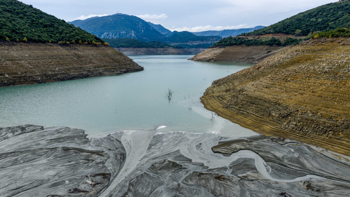 Η τεχνητή λίμνη του Μόρνου