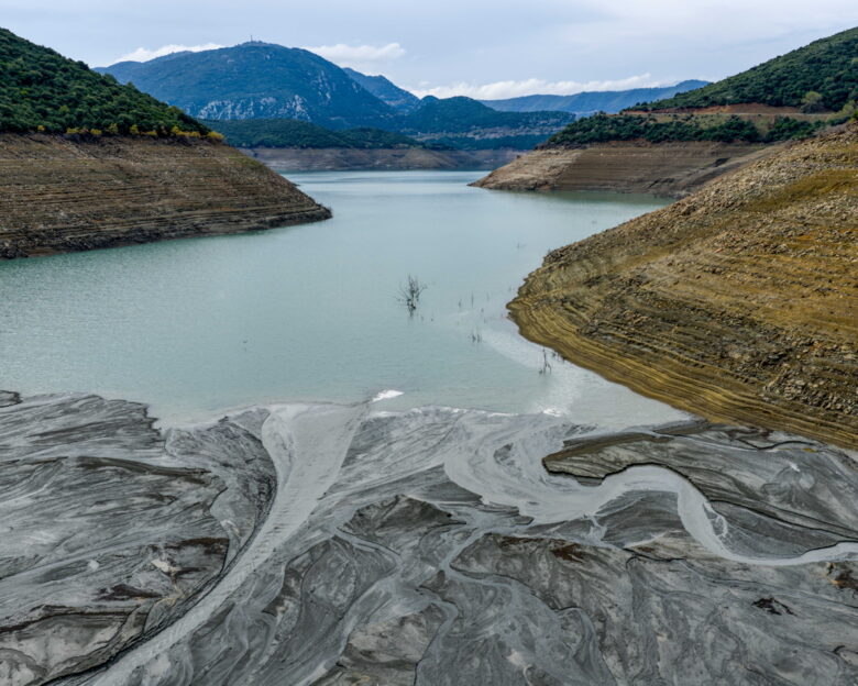 Η τεχνητή λίμνη του Μόρνου εκπέμπει SOS: Μέσα σε 15 μέρες έχασε επιπλέον 200.000 τετραγωνικά μέτρα