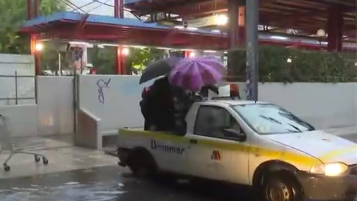 Κόσμος πάνω σε καρότσα φορτηγού