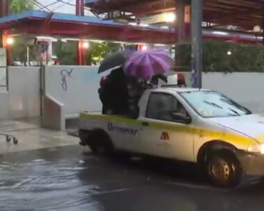 Κόσμος πάνω σε καρότσα φορτηγού