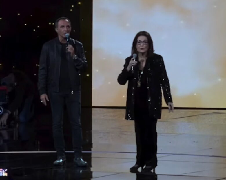Η Νάνα Μούσχουρη τραγούδησε το «Χάρτινο το φεγγαράκι»  στη γαλλική τηλεόραση μαζί με τον Νίκο Αλιάγα