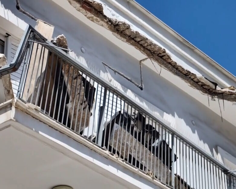 Πανικός στο Άργος: Κατέρρευσε τμήμα μπαλκονιού και πλάκωσε 50χρονη