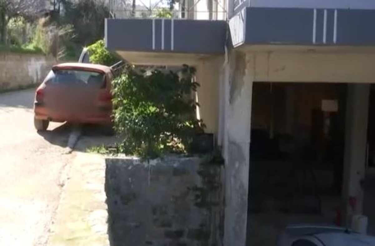 Το μπαλκόνι που χτύπησε ο 25χρονος