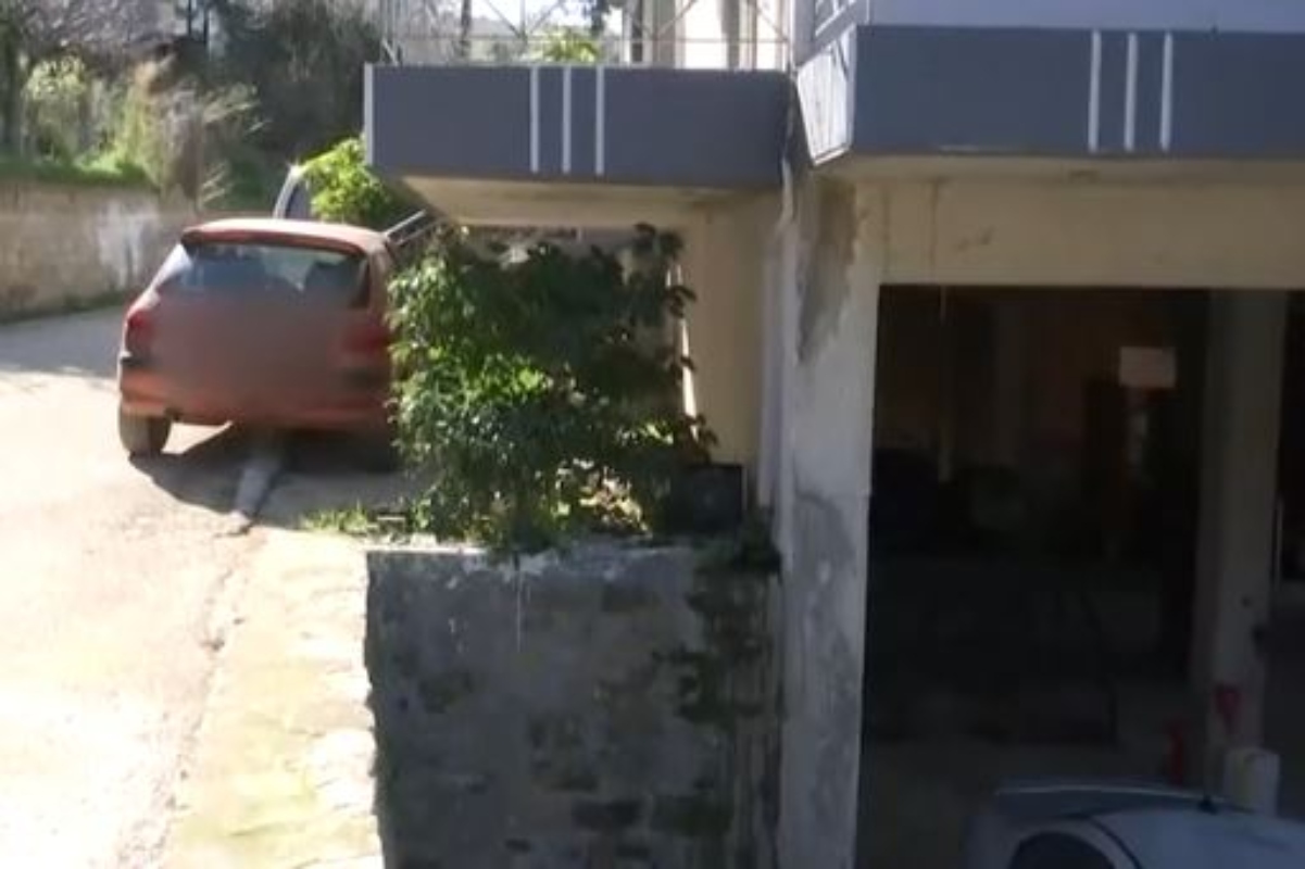 Το μπαλκόνι που χτύπησε ο 25χρονος