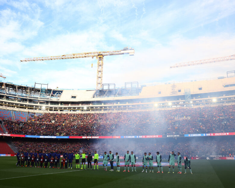 Ο Ρόμπερτ Λεβαντόφσκι το πρώτο γκολ της Μπαρτσελόνα στο νέο «Καμπ Νου», εντυπωσιακές εικόνες με οπαδούς στις εξέδρες μετά από 906 μέρες